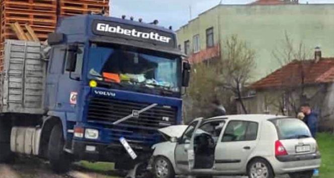 Gönende palet yüklü tır ile otomobil kafa kafaya çarpıştı