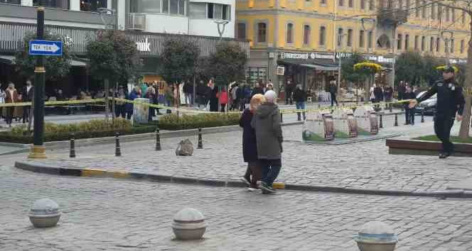 Polisin aldığı tüm tedbirleri hiçe saydı, şüpheli çantayı gidip eliyle açtı