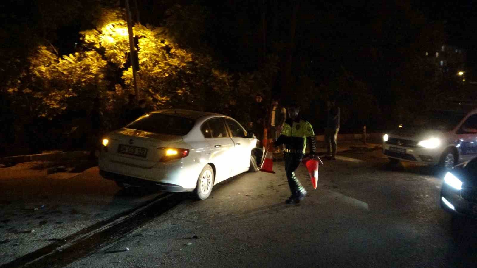 İki  aracın karıştığı kazada ortalık savaş alanına döndü: 2 yaralıundefined