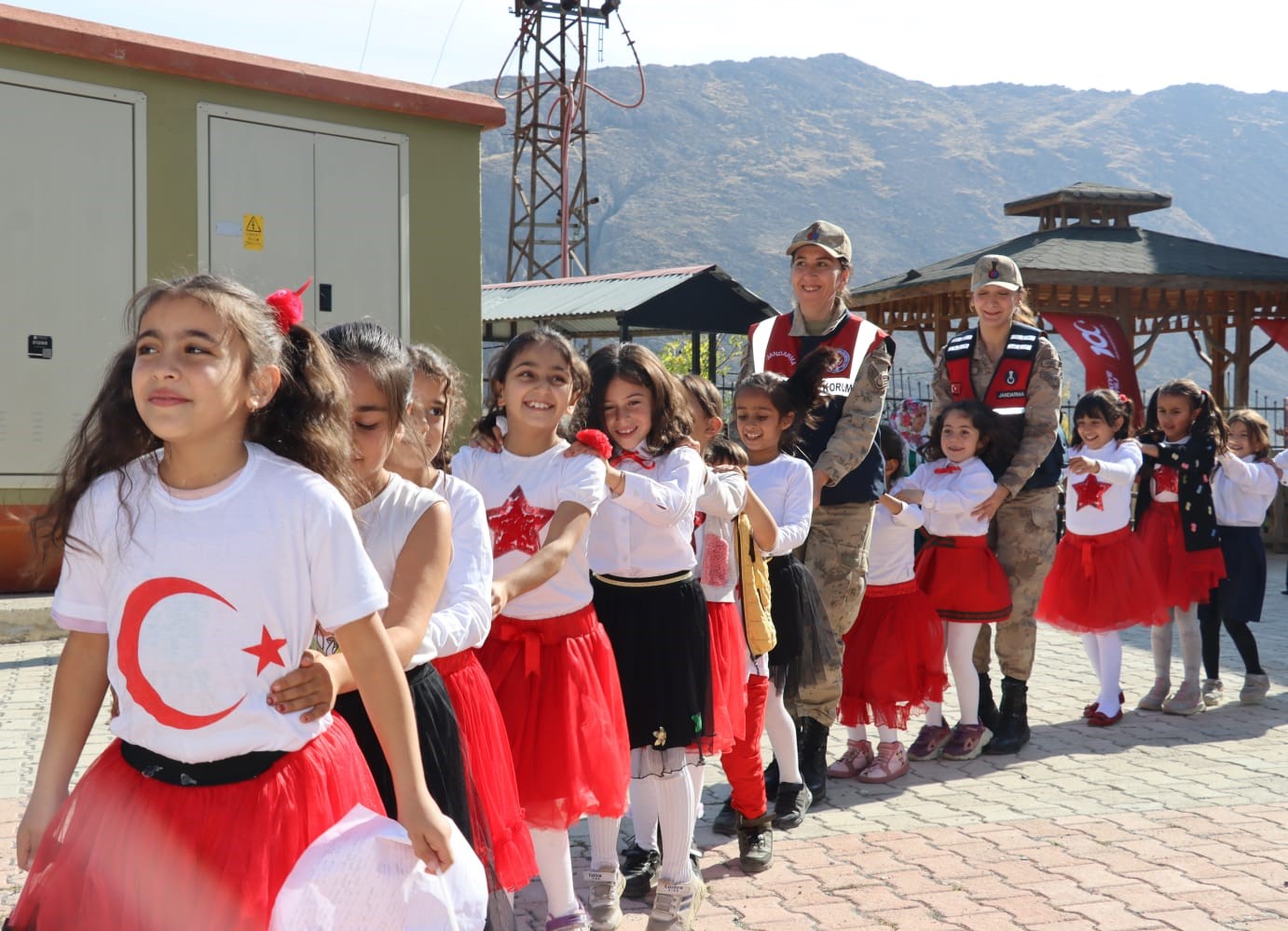 Kadın jandarmalardan minik &ouml;ğrencilere s&uuml;rpriz
