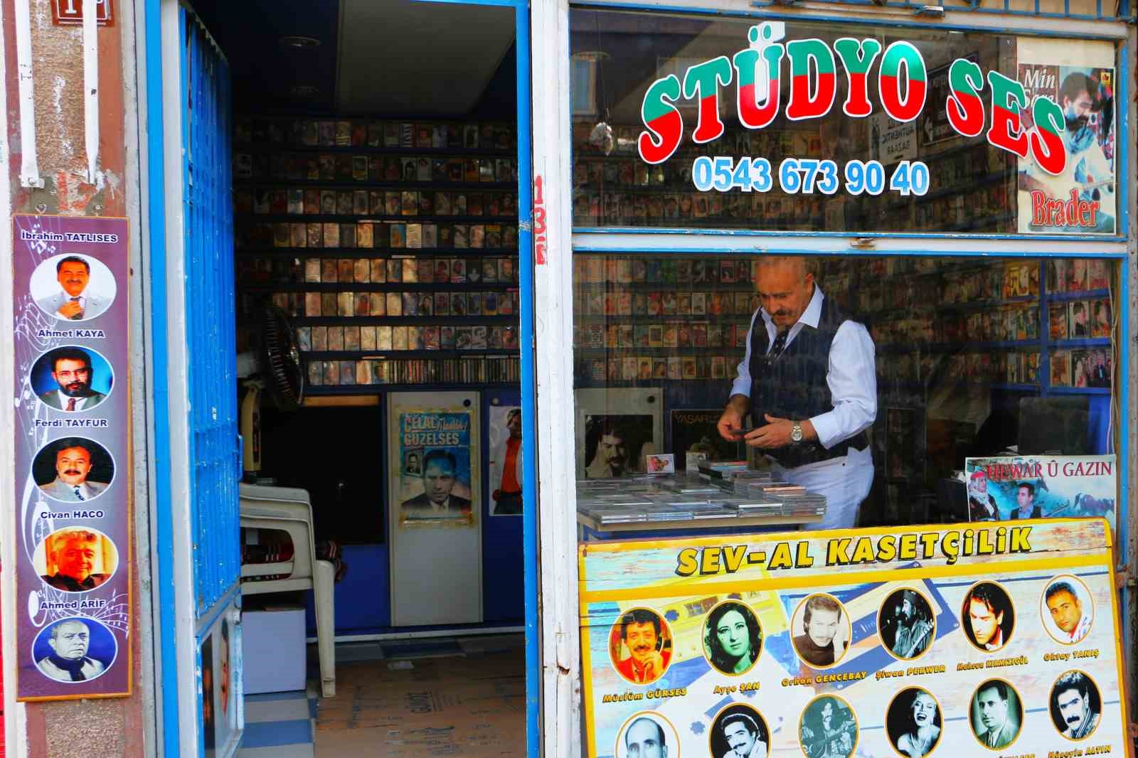 5 yaşında m&uuml;zik tutkusu başladı, 55 yılda 40 bin alb&uuml;m biriktirdi
