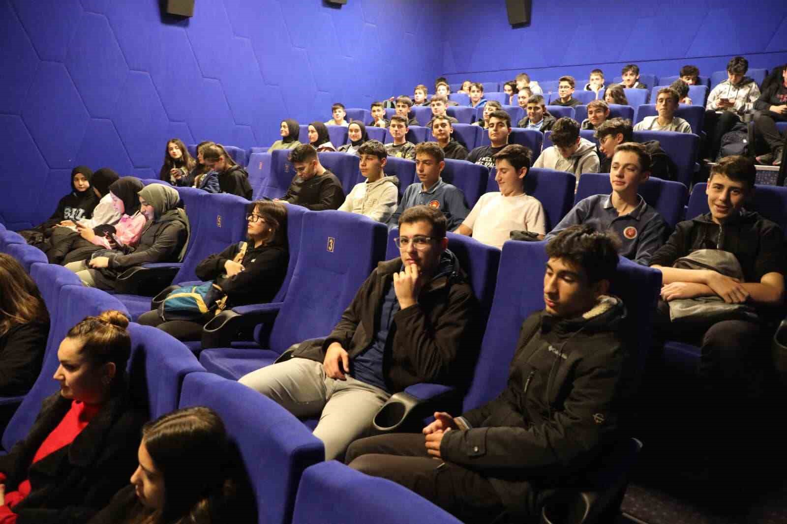 Vali Aydoğdu, &ouml;ğrencilerle film izledi

