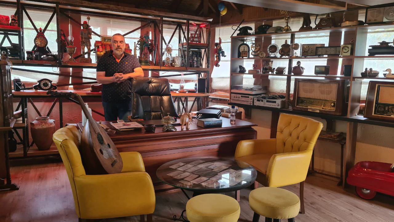 Topladığı antikalarla iş yerini adeta m&uuml;zeye d&ouml;n&uuml;şt&uuml;rd&uuml;
