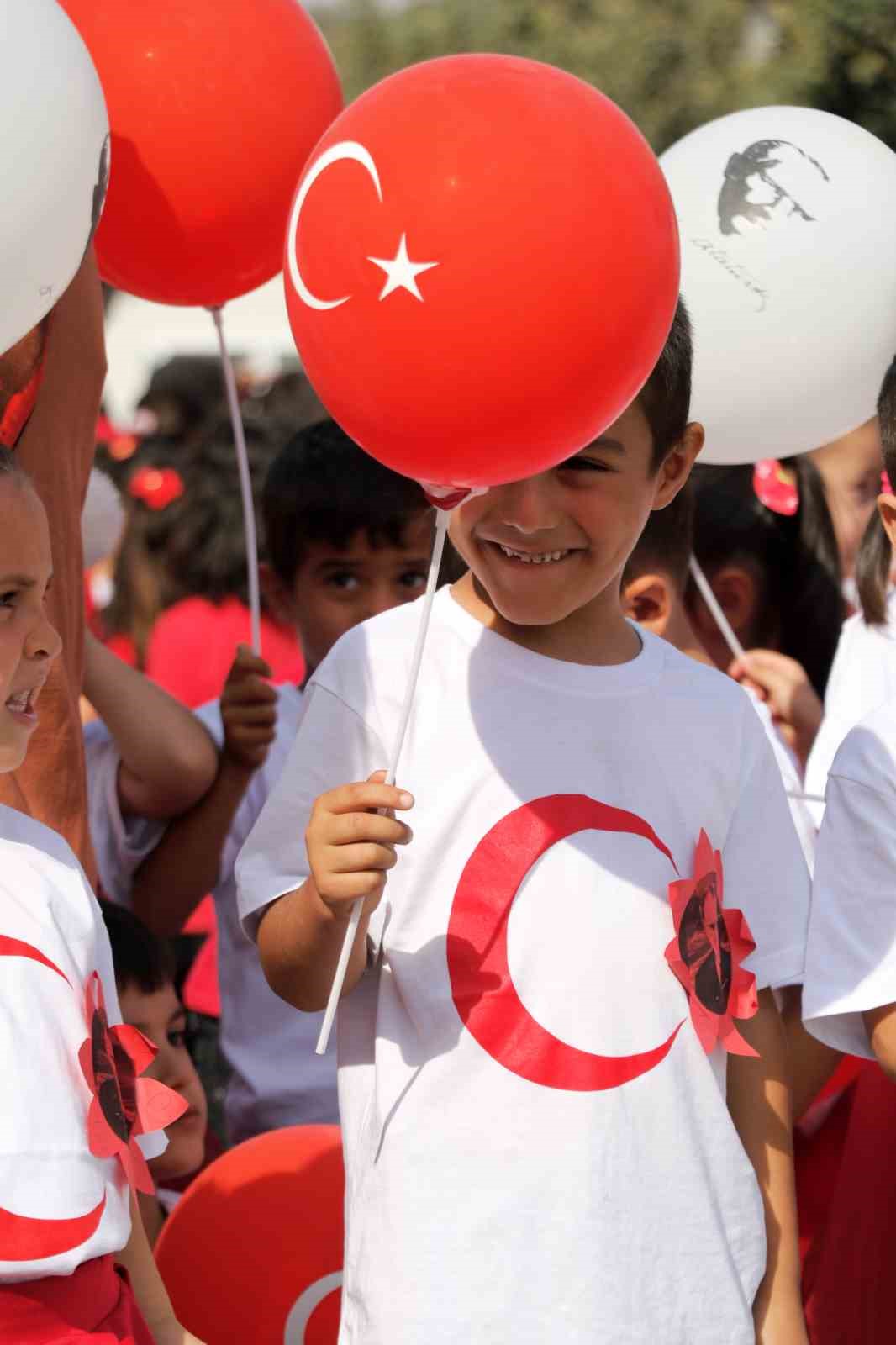 Cumhuriyet’in 100. yıl coşkusu konteyner okullarda devam ediyor