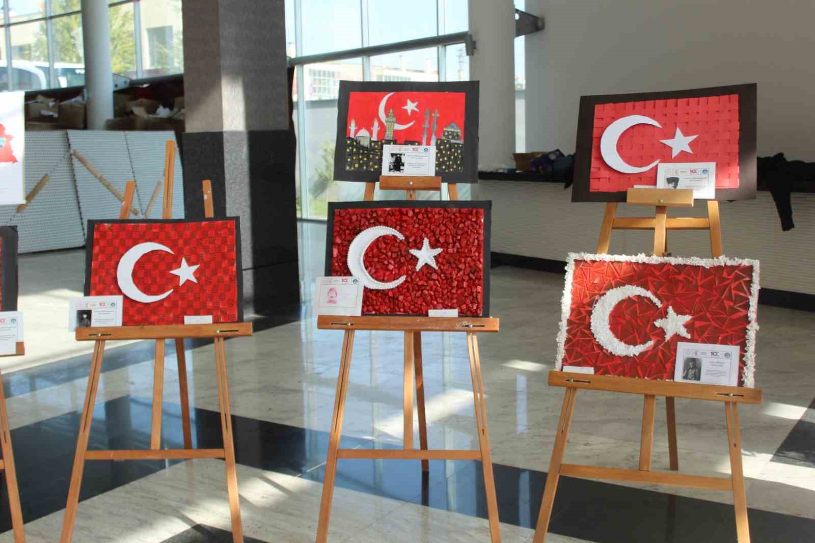 &Ouml;ğrenciler 100. yıl i&ccedil;in geri d&ouml;n&uuml;ş&uuml;m malzemeleri ile hazırladıkları 100 bayrağı savaş kahramanlarına adadı
