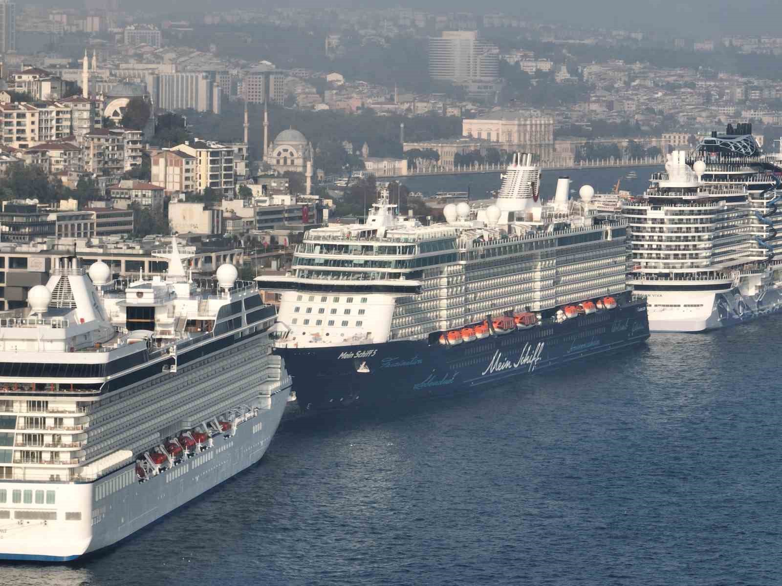 İstanbul’da dev yolcu gemisi yoğunluğu dron kamerasına yansıdı

