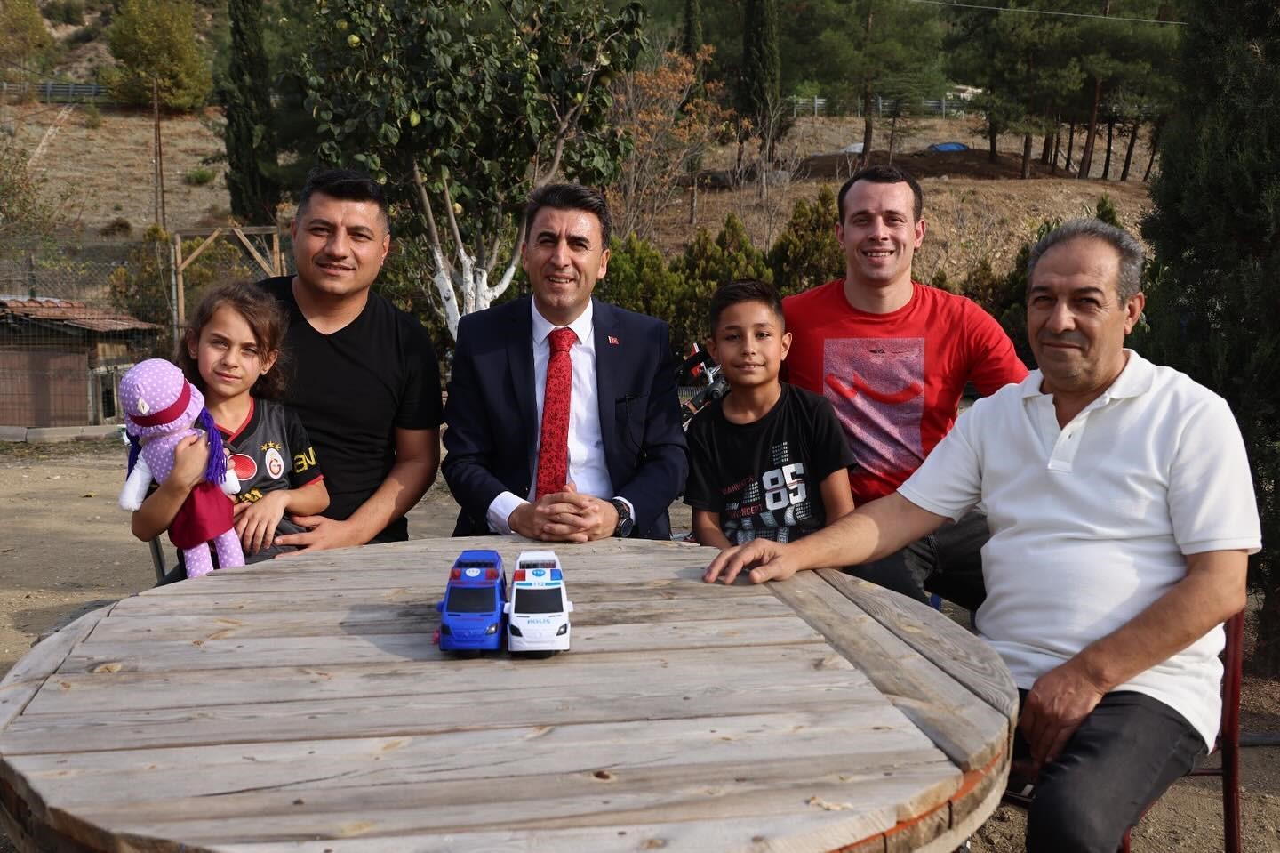 Türk bayrağı açıp el sallayan kız Vali Aygöl’ün gözünden kaçmadı
