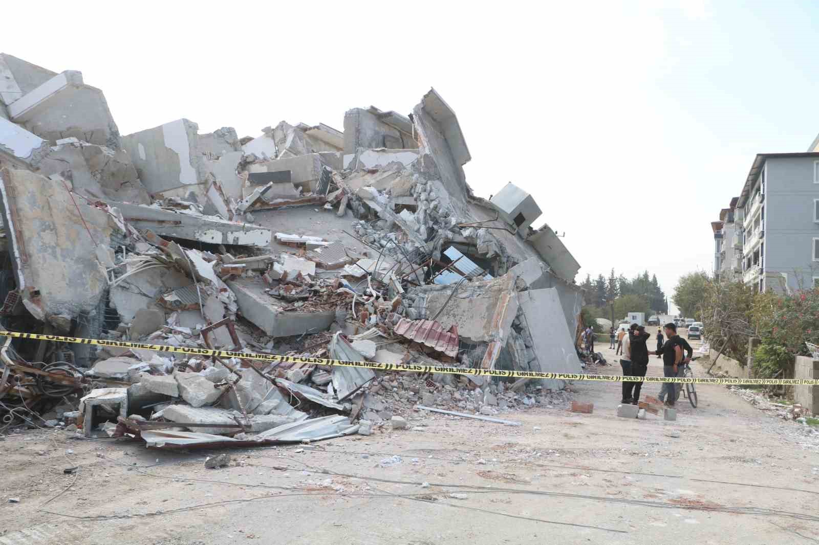 Yıkım esnasında bina çöktü, operatör ölümden döndü