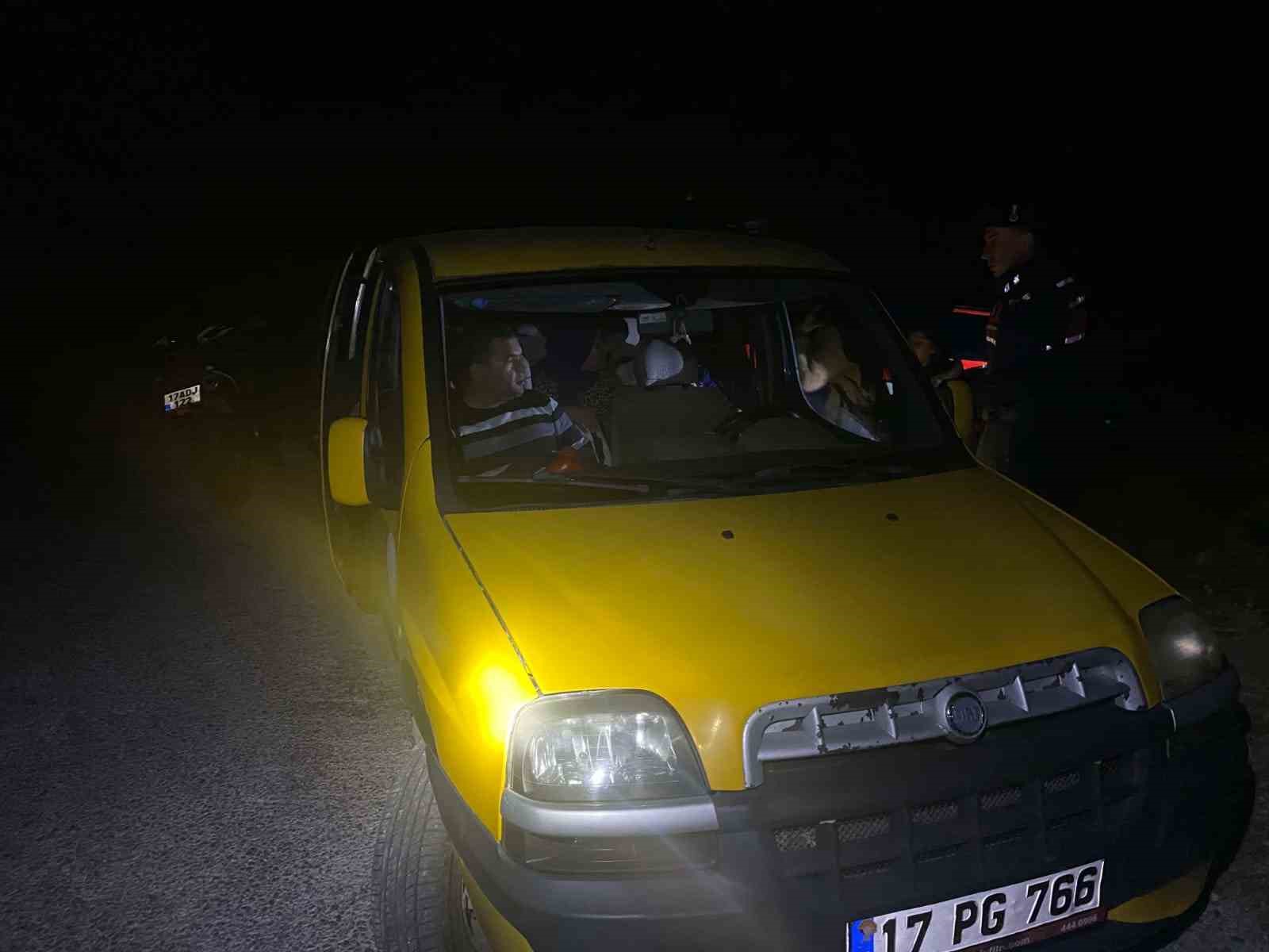 Ayvacık’ta 12 kaçak göçmen ile 1 organizatör yakalandı