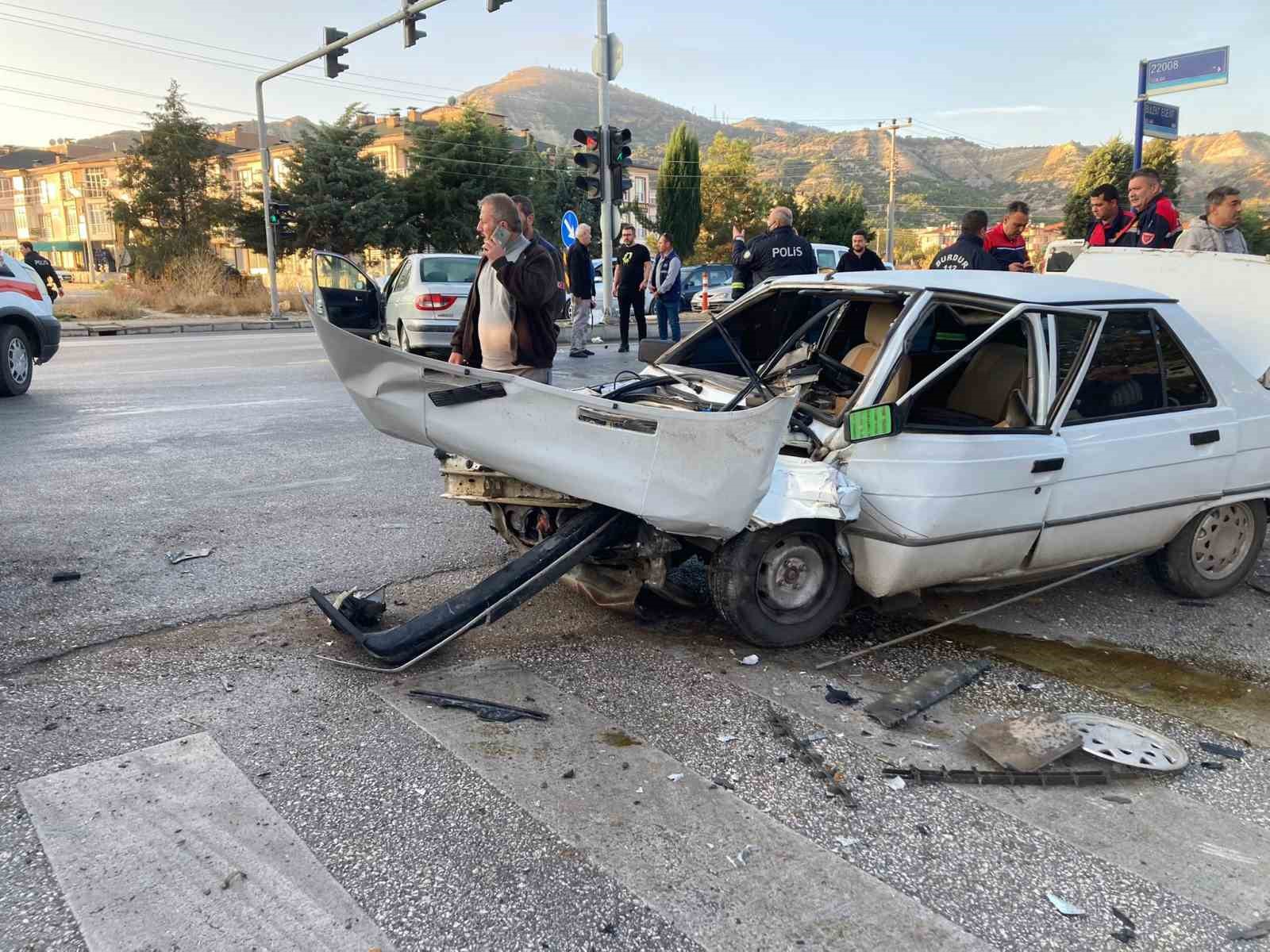 Burdur’da iki otomobil çarpıştı: 3 yaralı