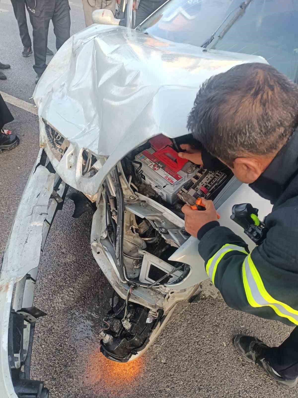 Burdur&rsquo;da iki otomobil &ccedil;arpıştı: 3 yaralı
