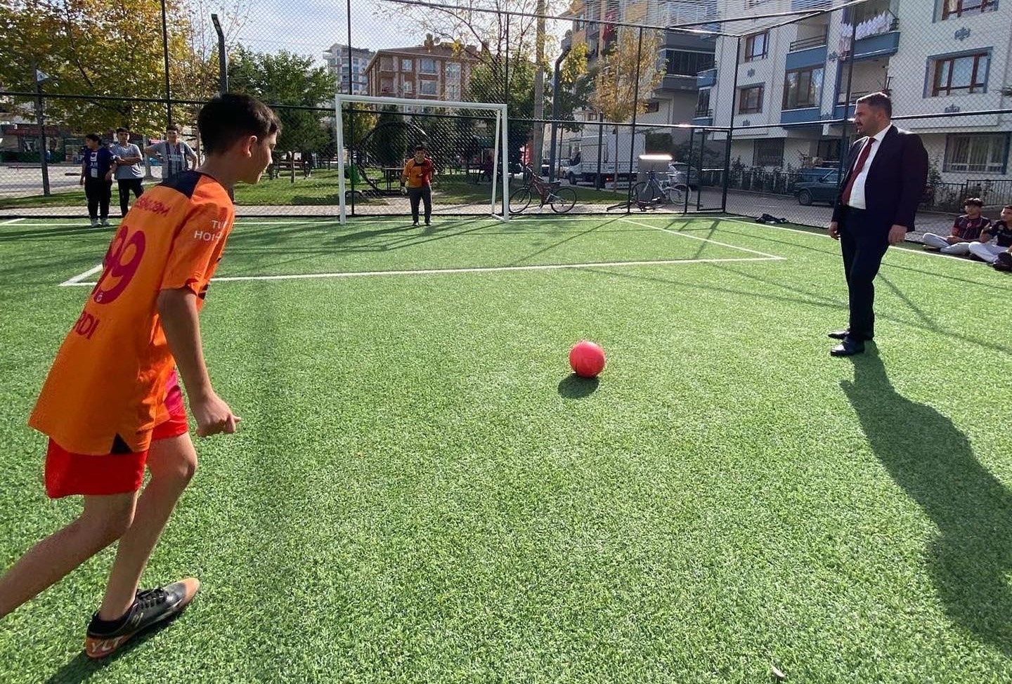 Pursaklar Belediye Başkanı Çetin’den ödüllü penaltı atışı
