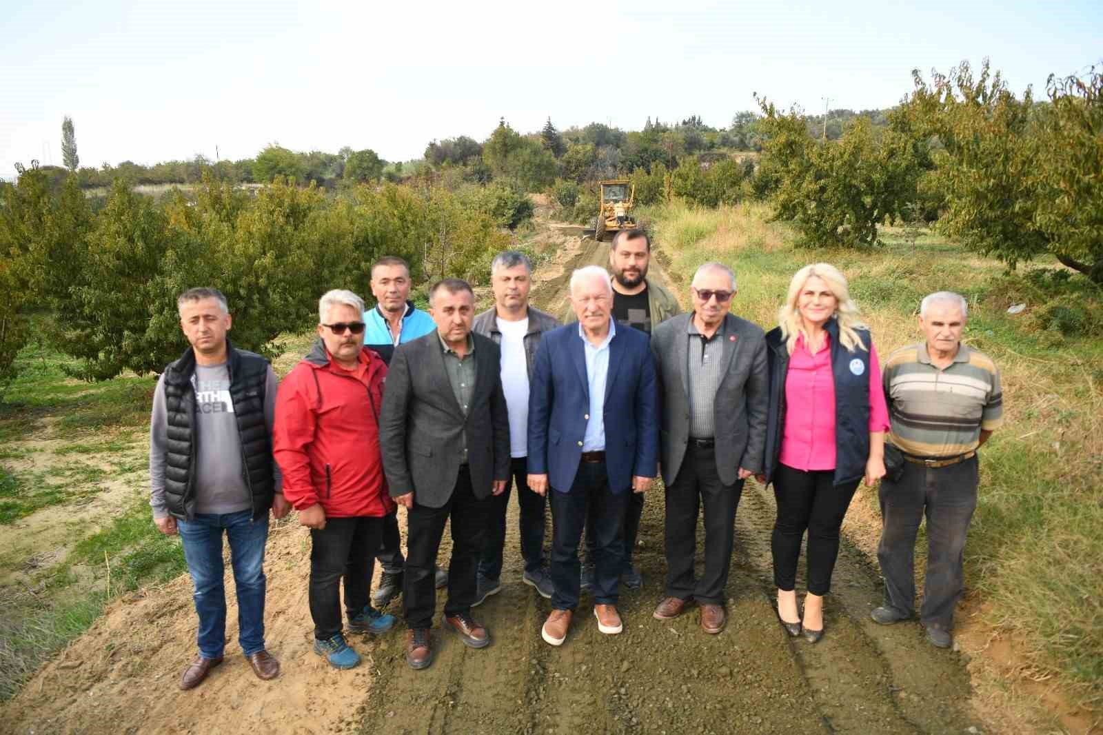 Lapseki Belediyesi arazi yollarında düzeltme ve çakıl dökme çalışmasına başladı