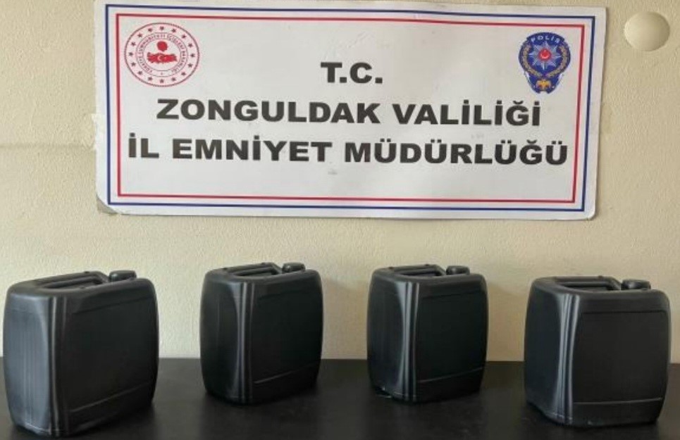 Polis baskınında litrelerce ka&ccedil;ak alkol ele ge&ccedil;irildi

