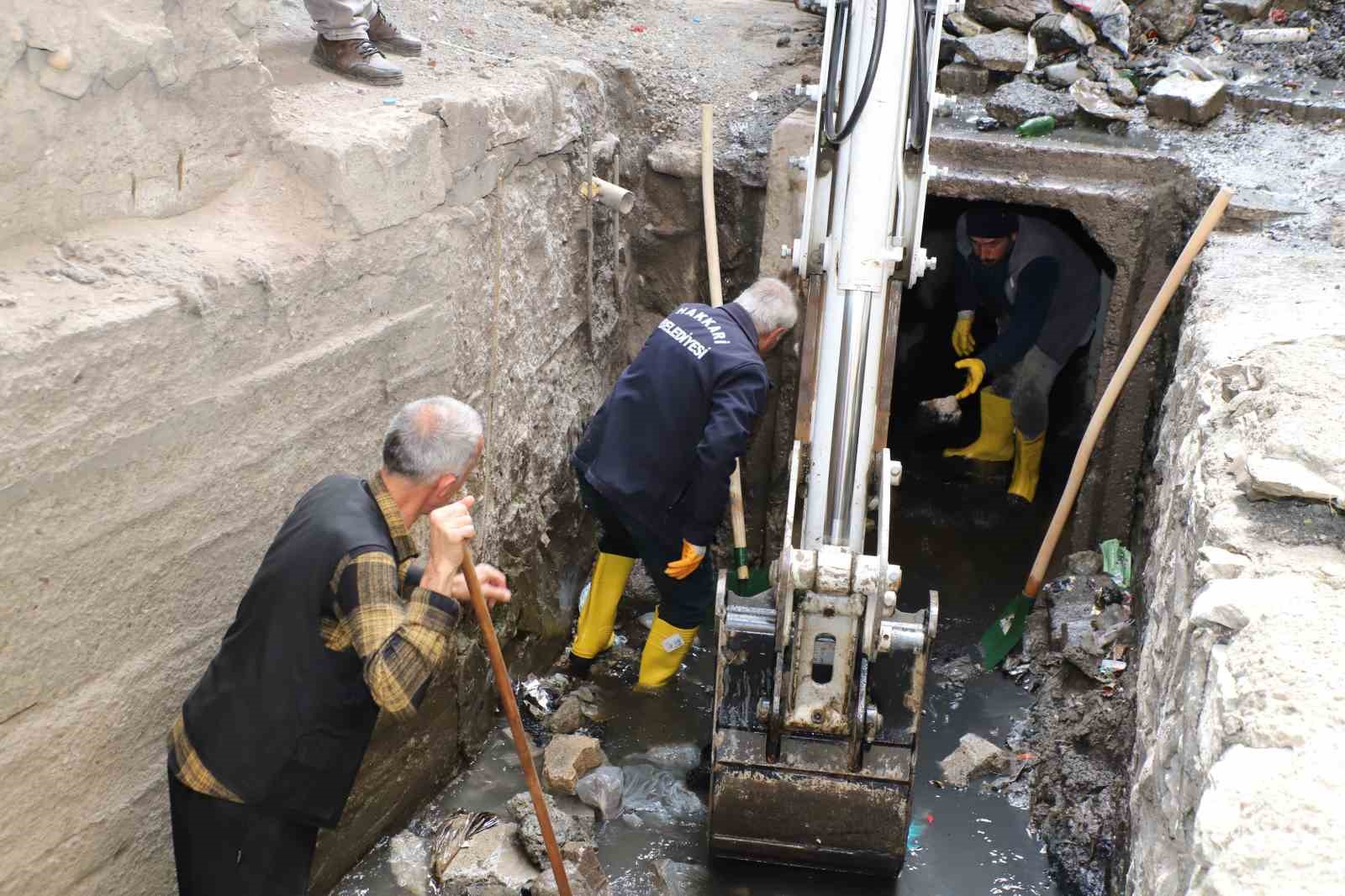 Hakkari’deki dere yataklarında çevre temizliği başlatıldı