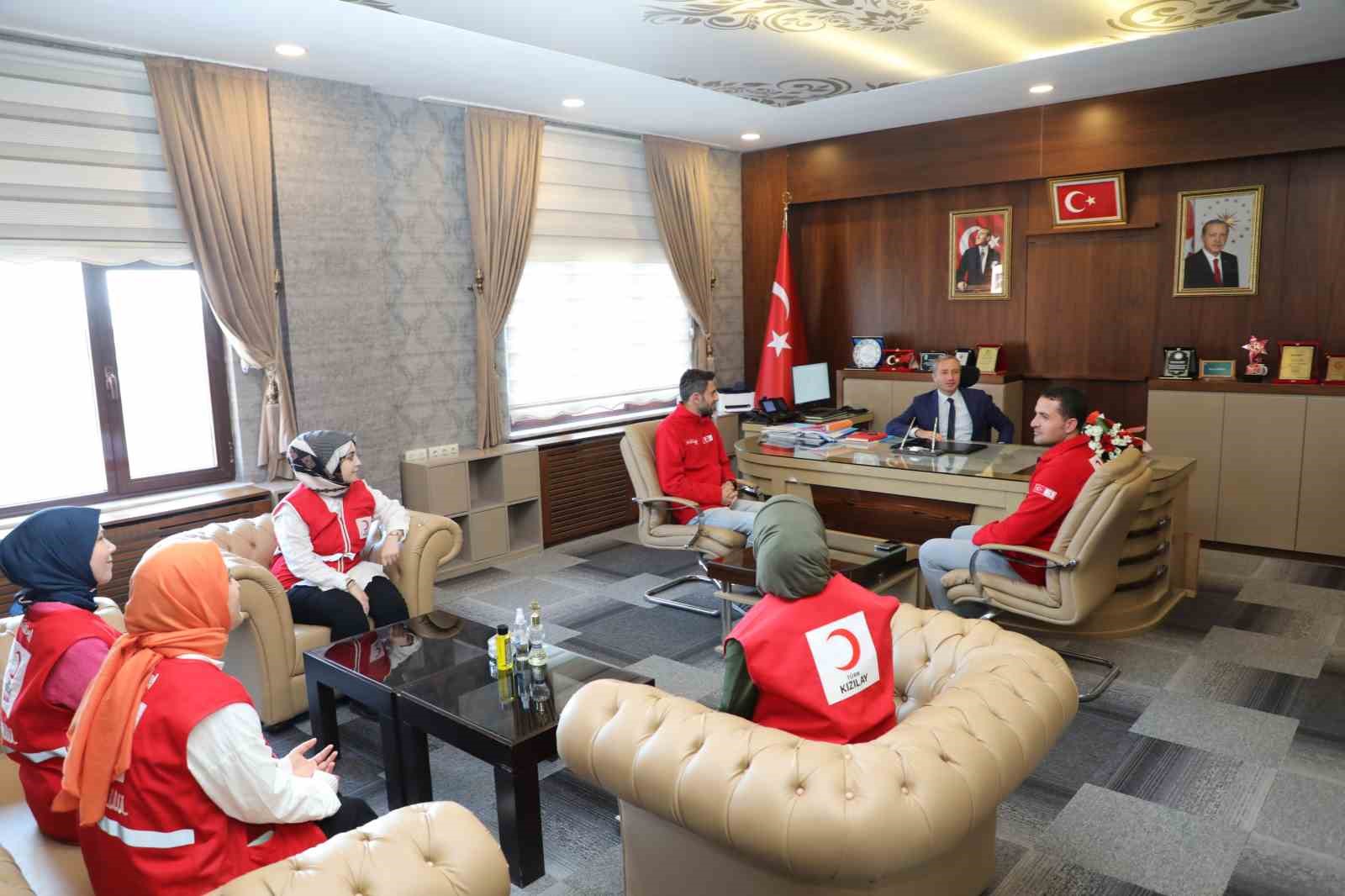 Kızılay Ağrı Şube Başkanı Tatlı, Milli Eğitim M&uuml;d&uuml;r&uuml;&rsquo; K&ouml;krek&rsquo;i ziyaret etti
