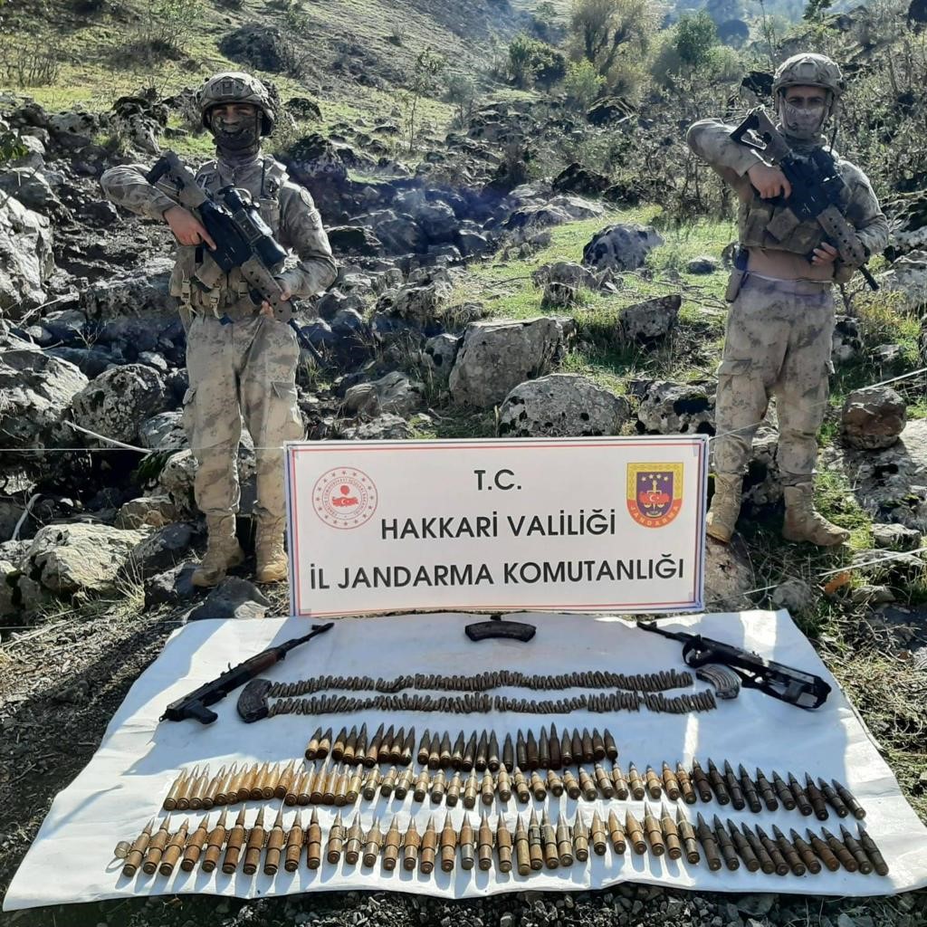 Hakkari kırsalında silah ve mühimmat ele geçirildi