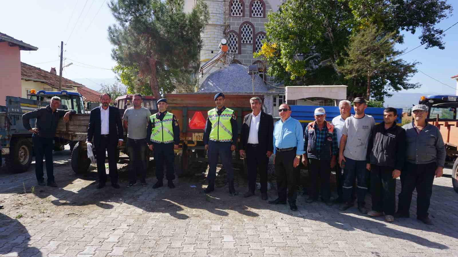 Jandarma ekipleri vatandaşlara kask ve reflekt&ouml;r dağıttı

