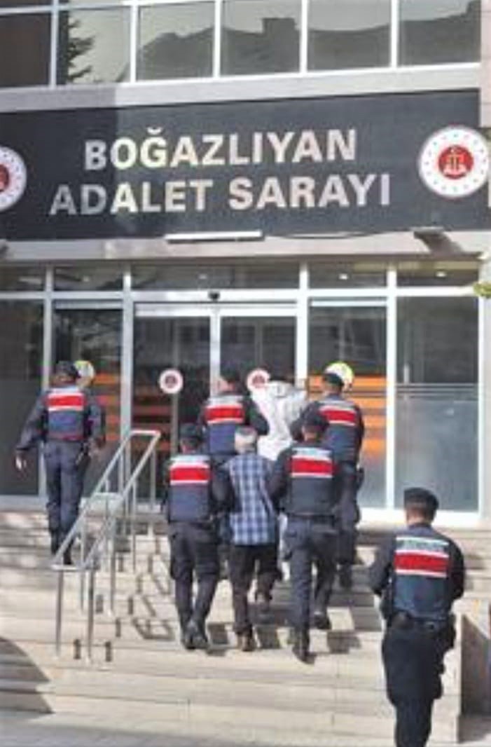 Uyuşturucu maddeyi sobada yakmak isterken yakayı ele verdiler
