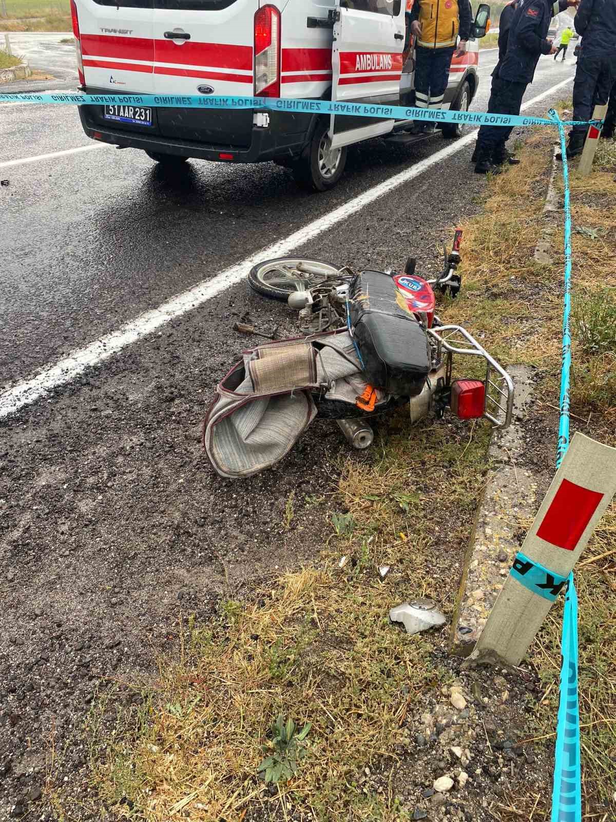 Motosiklet s&uuml;r&uuml;c&uuml;s&uuml; kazada hayatını kaybetti
