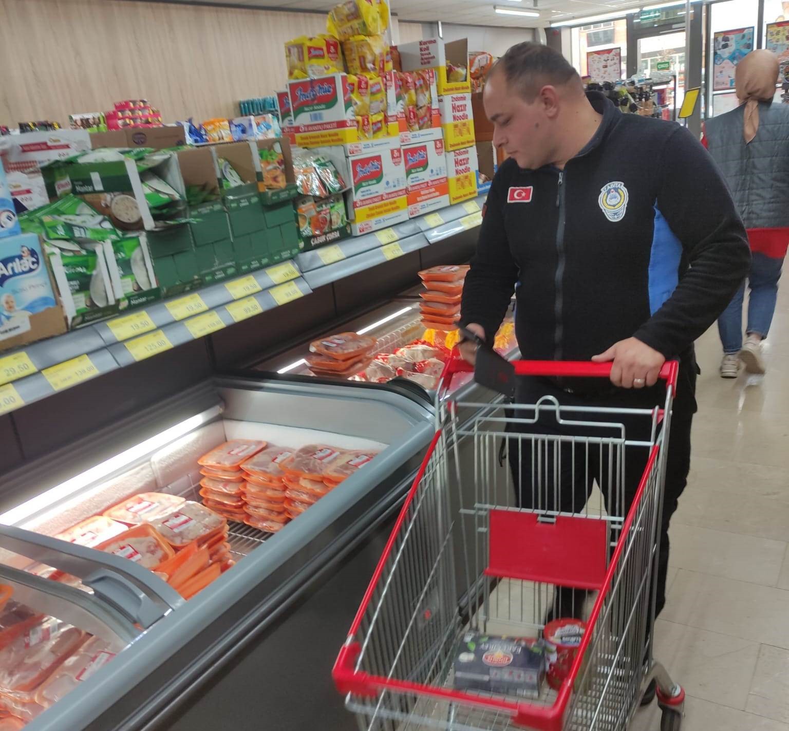 Altınova’da marketlere denetim sürüyor