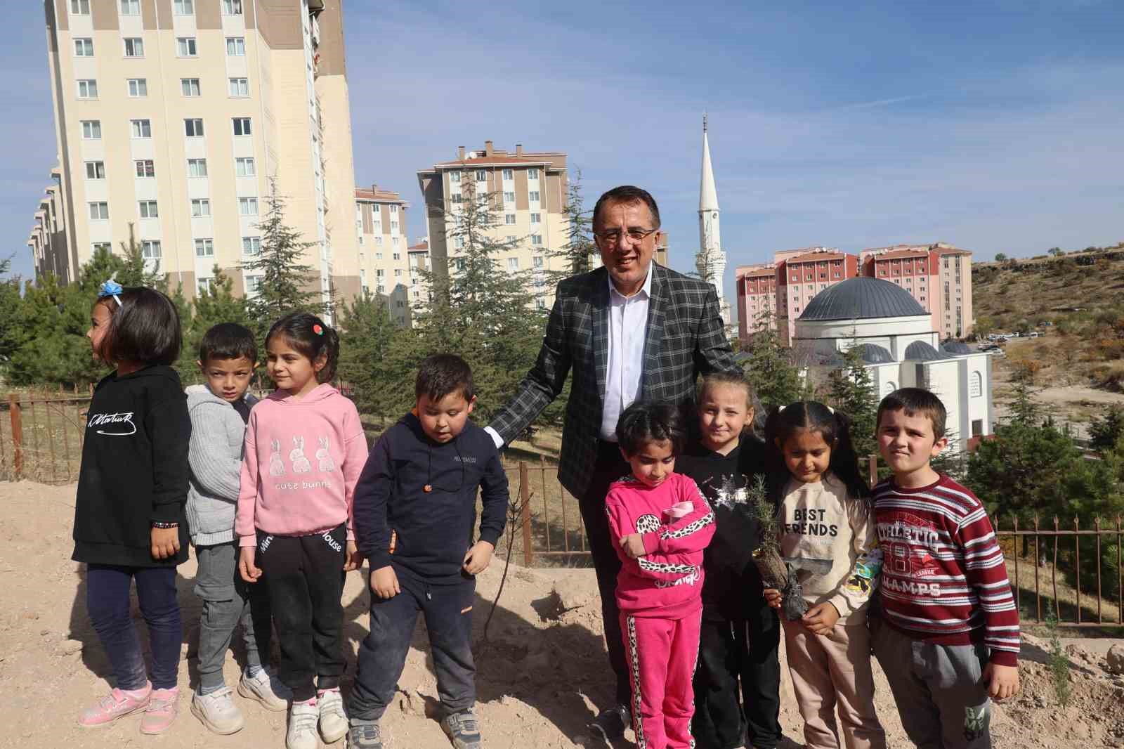 Başkan Savran, &ouml;ğrenciler ile birlikte fidan dikti
