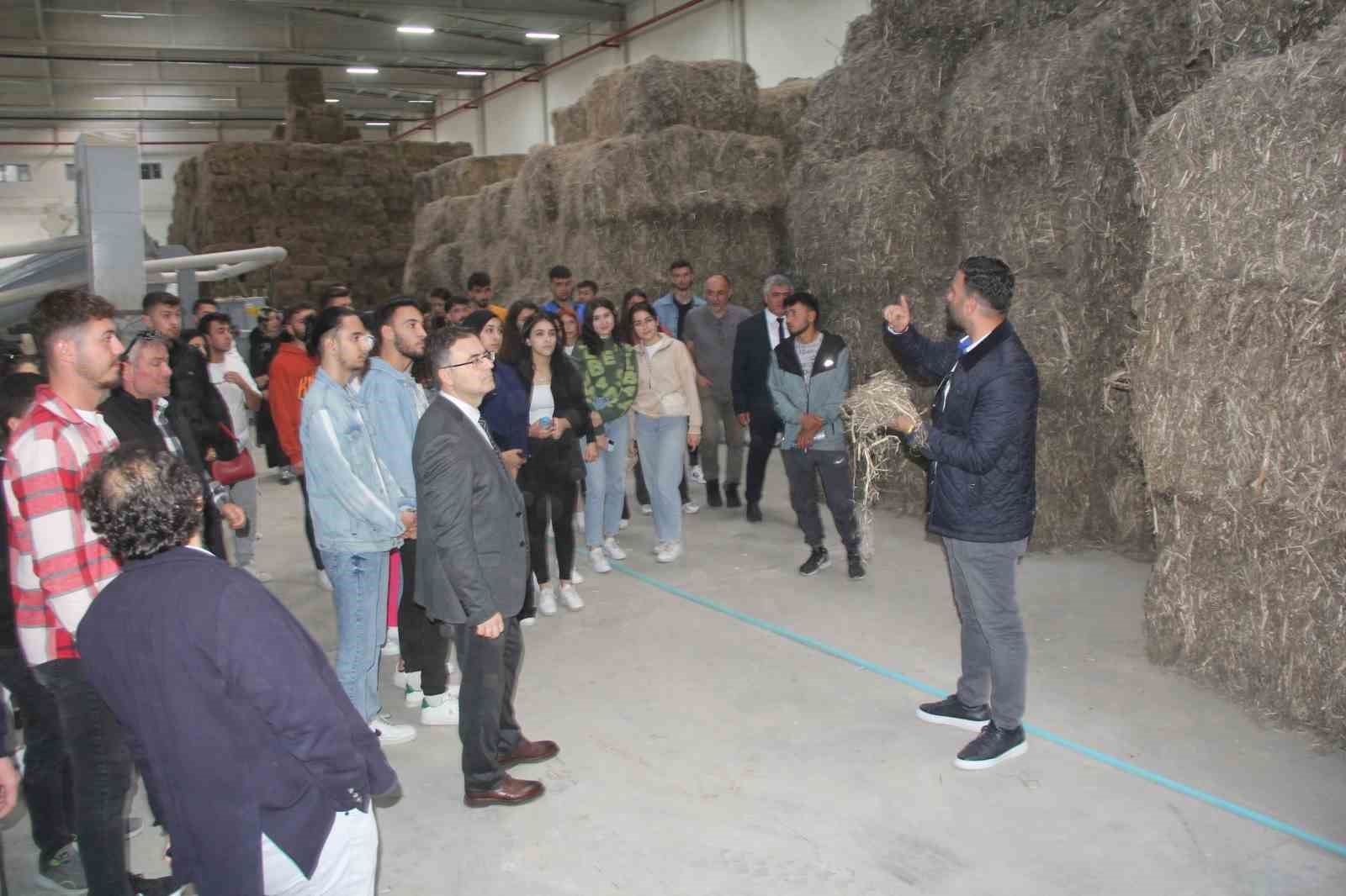 Üniversite öğrencilerine fabrika gezisi