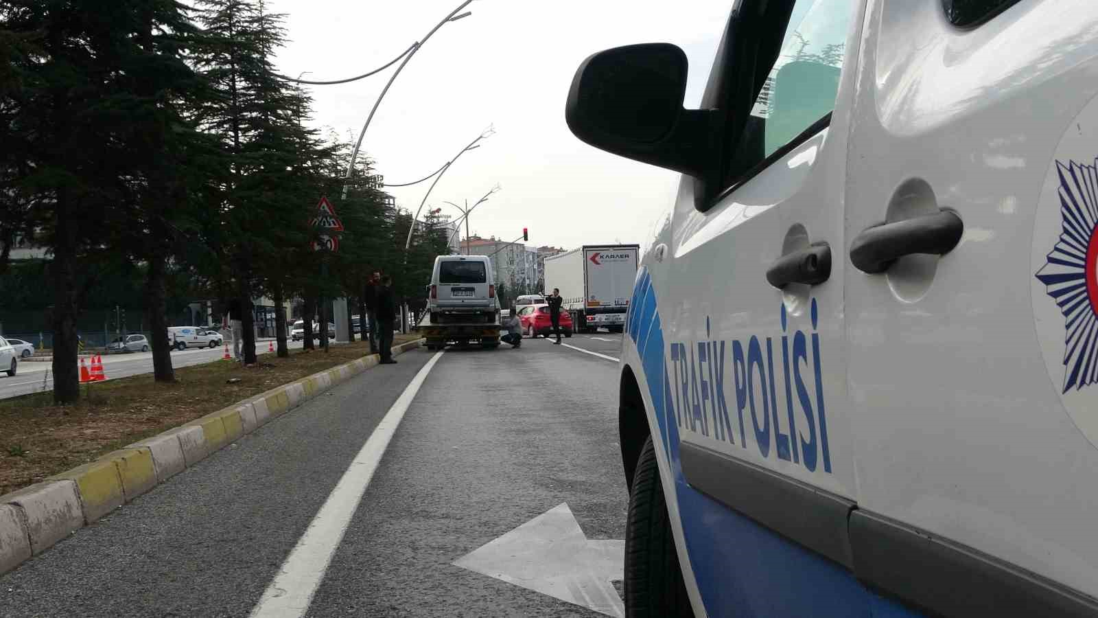 Hafif ticari ara&ccedil; yayalara &ccedil;arptı: 1&rsquo;i ağır 2 yaralı
