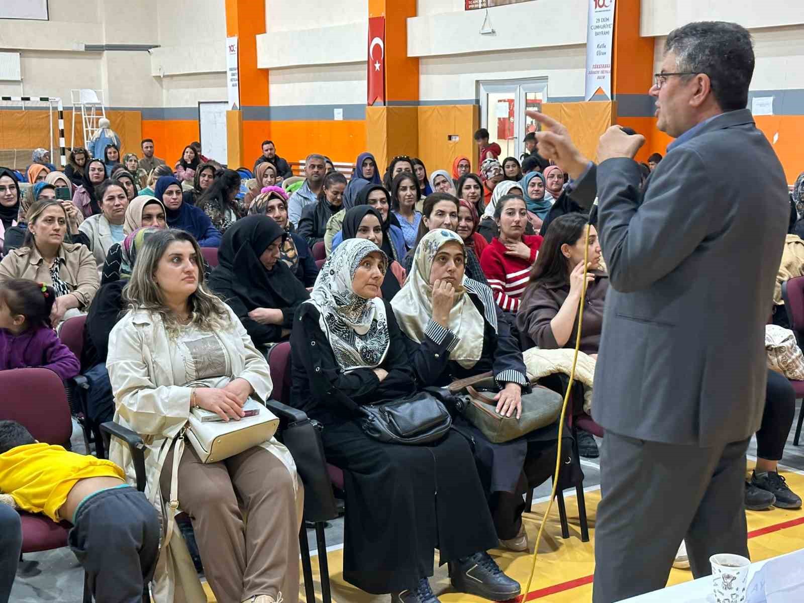 Eğitimci-Yazar Alişan Kapaklıkaya’nın söyleşisine yoğun ilgi