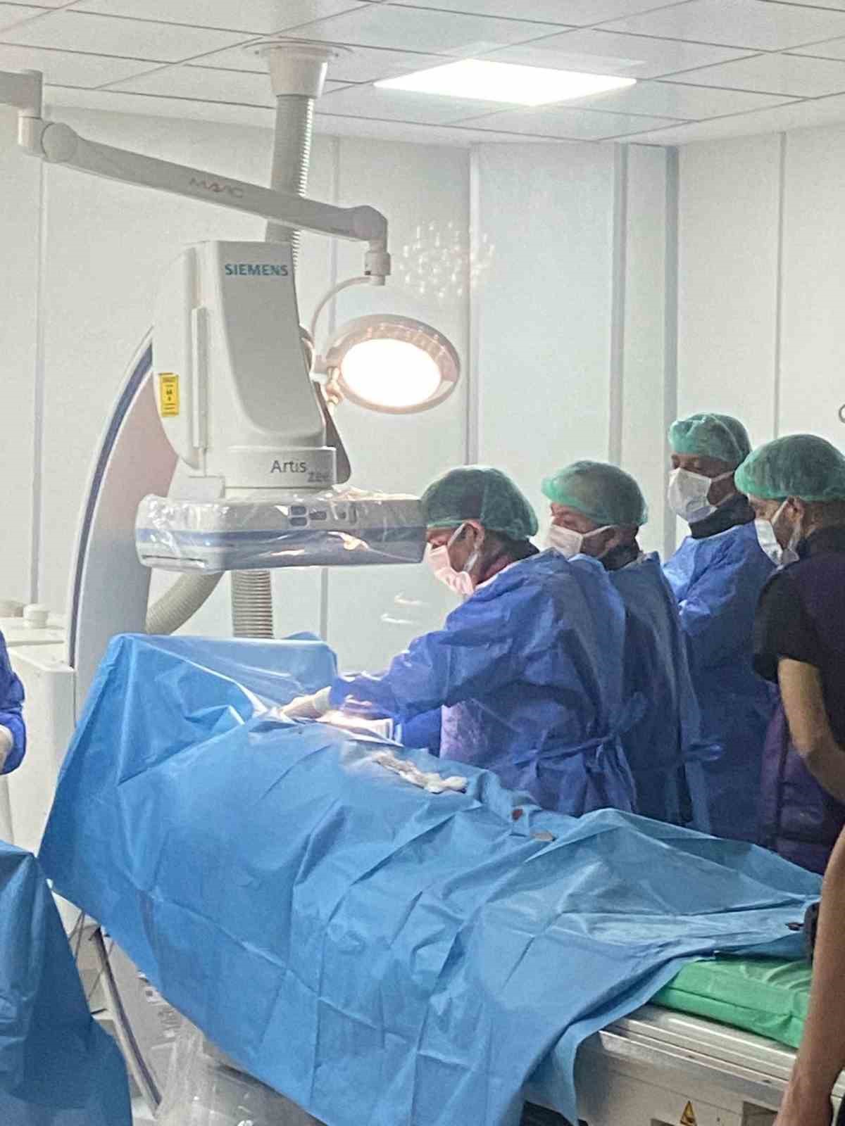 Mardin&rsquo;de ilk defa kırık olan kalp pili kablosu operasyonla &ccedil;ıkarıldı
