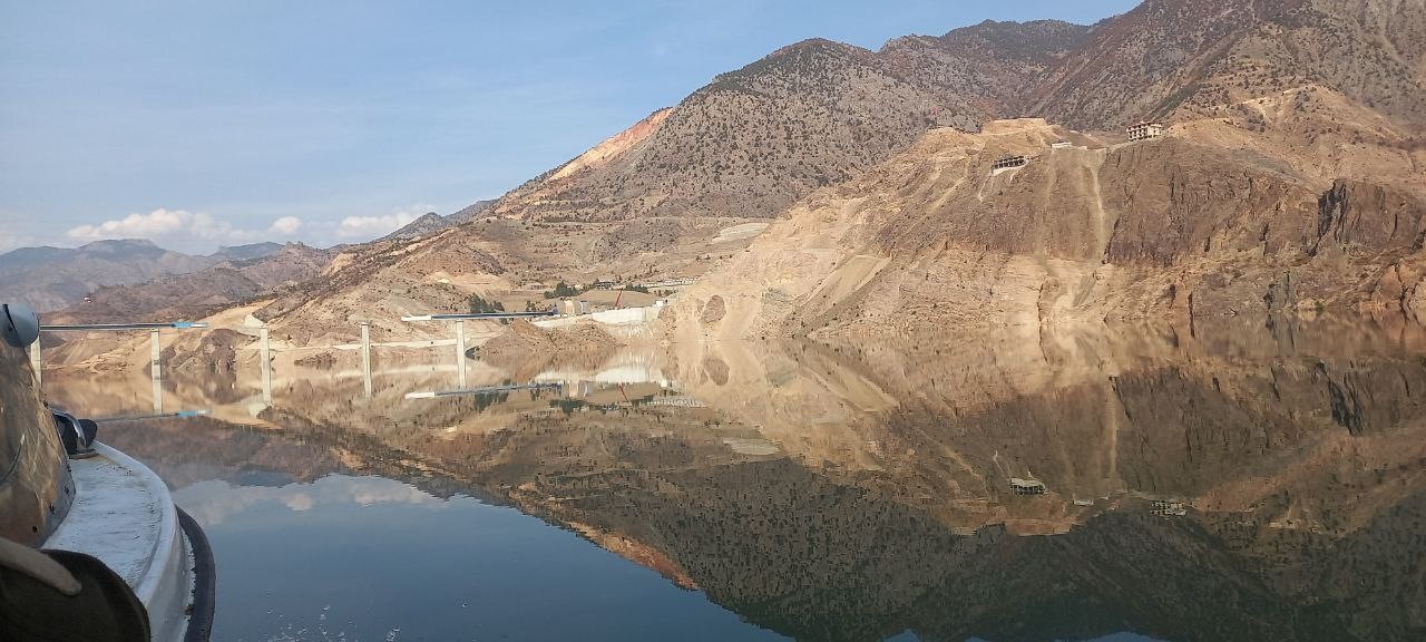 Sular altında kalan ilçede baraj gölünde oltayla balık tutulmaya başlandı