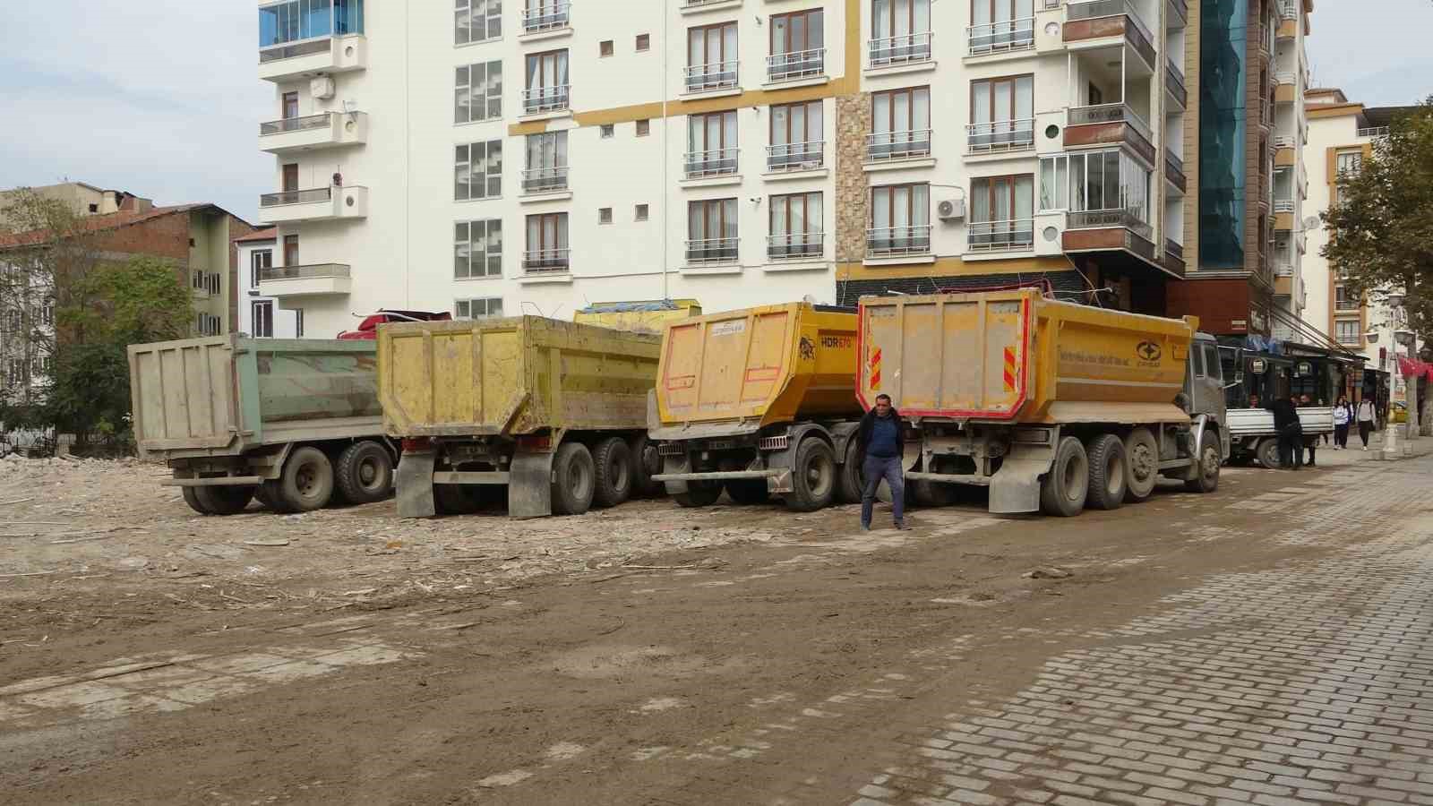 Malatya’da ağır hasarlı binaların yıkımı sürüyor