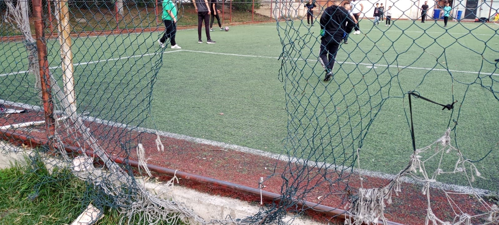 Bozüyük Belediyesi ekipleri sentetik sahada kopan tel örgüleri tamir etti