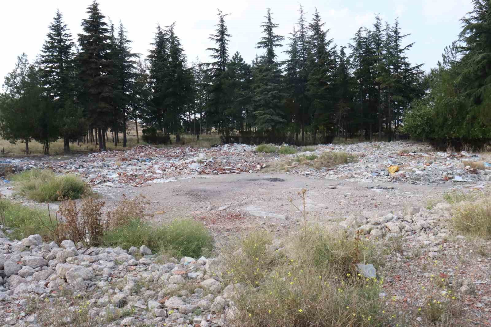 Burası &ccedil;&ouml;pl&uuml;k değil mahalle arasında boş bir arazi
