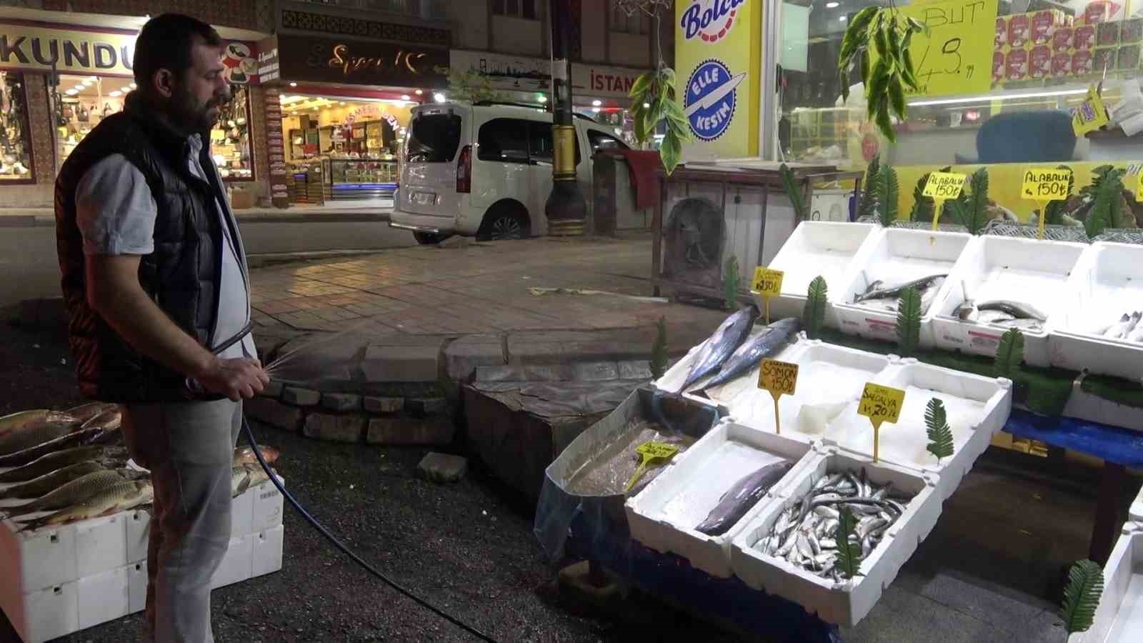 Balık sezonunun a&ccedil;ılmasıyla tezgahlar hareketlendi
