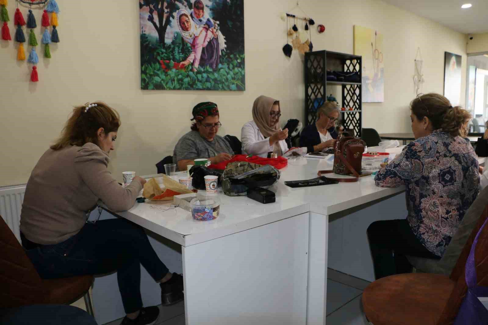 Diyarbakır’da Hanımevi Millet Kıraathanesine giden kadınlar ev ekonomisine katkı sağlayıp sosyalleşiyor