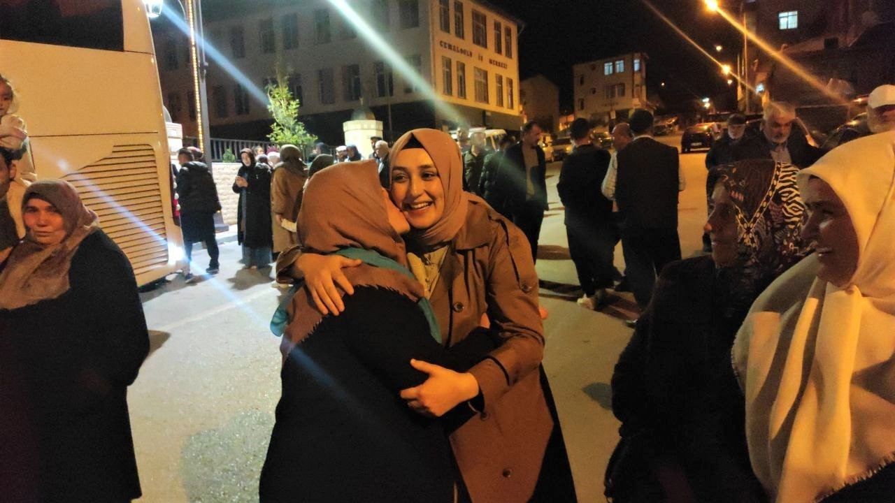 &Ccedil;ekerek&rsquo;te 139 umreci dualarla kutsal topraklara uğurlandı
