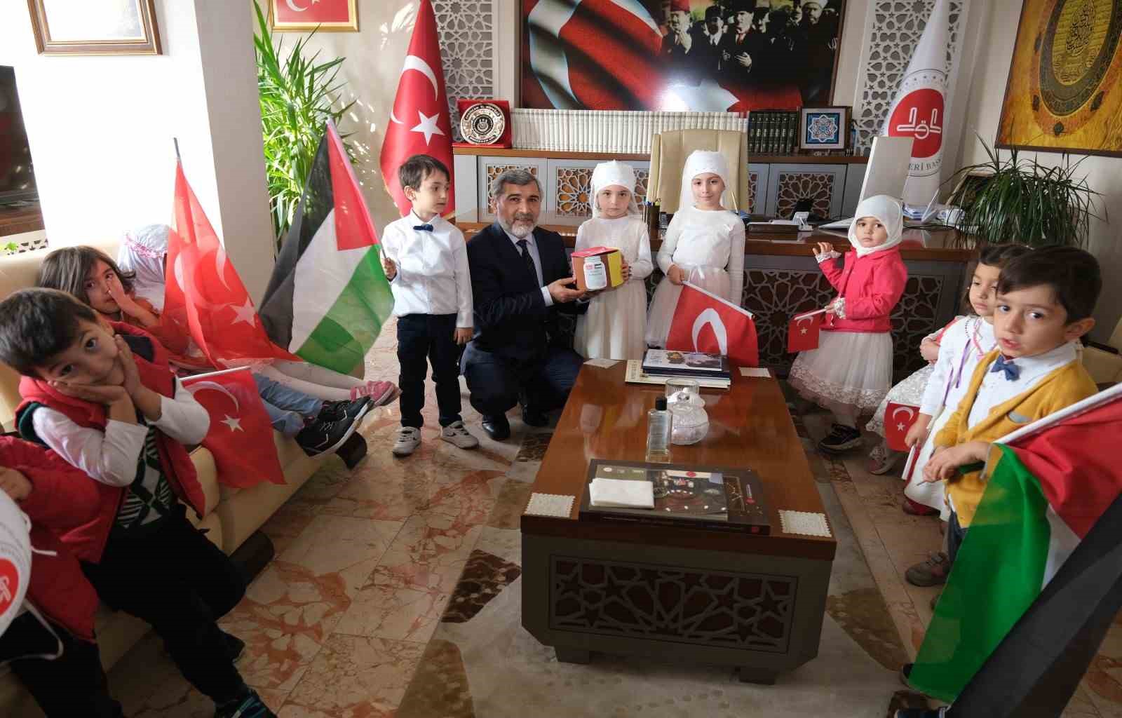 Minik Kur&rsquo;an kursu &ouml;ğrencileri Filistinli kardeşlerini unutmadı
