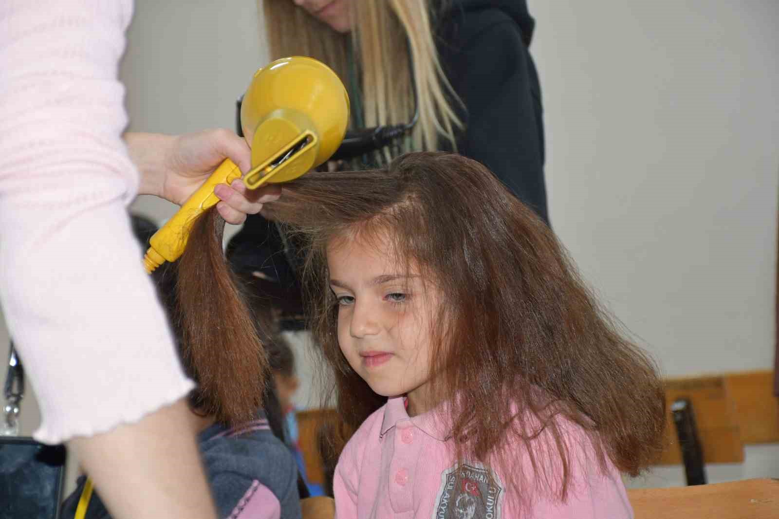 G&ouml;n&uuml;ll&uuml; kuaf&ouml;rler k&ouml;y k&ouml;y dolaşıp &ouml;ğrencilerin sa&ccedil; bakımını yapıyor
