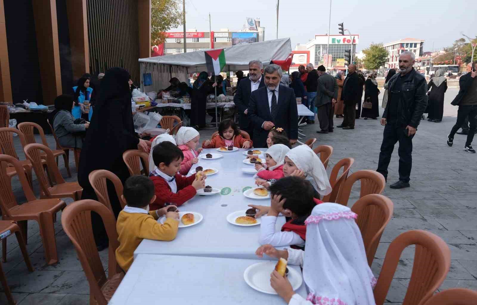 Erzincan&rsquo;da kurulan hayır &ccedil;arşısı geliri Filistin&rsquo;e bağışlanacak
