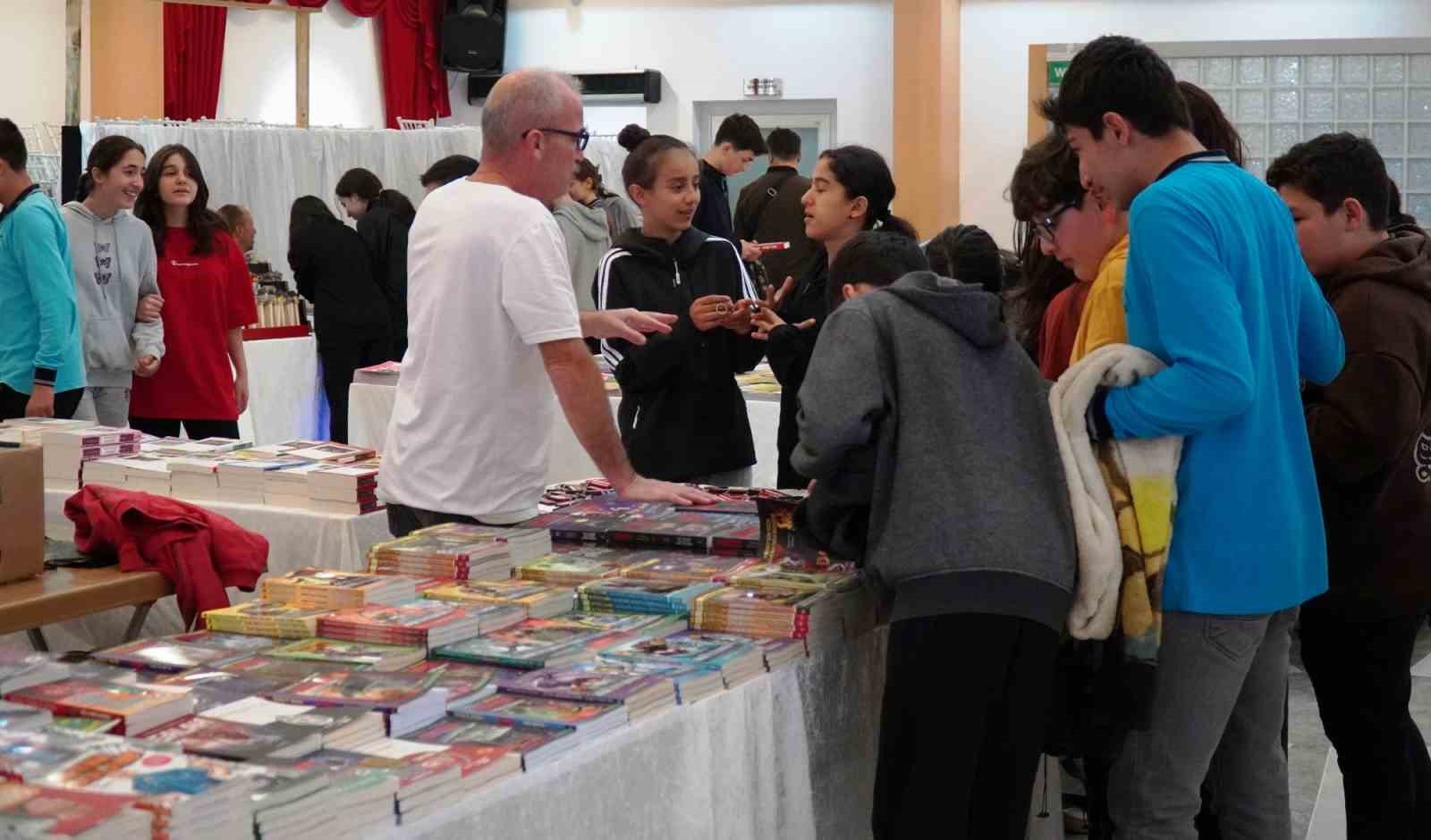 Okurlar, kitaplarla buluşuyor
