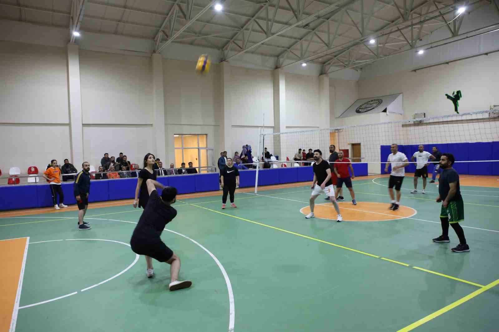 Ağrı&rsquo;da &ouml;ğretmenler voleybol turnuvasında ter d&ouml;kt&uuml;
