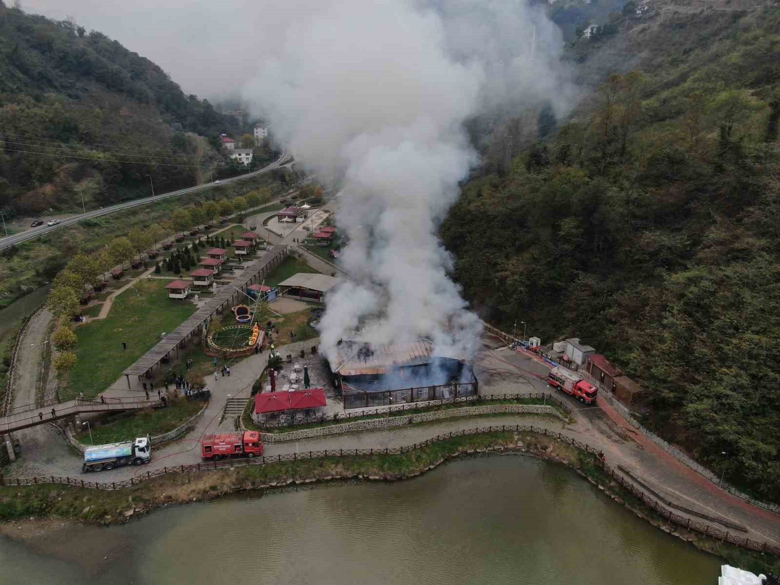 Turizm merkezi Sera Gölü’ndeki sosyal tesis yangını kontrol altına alındı