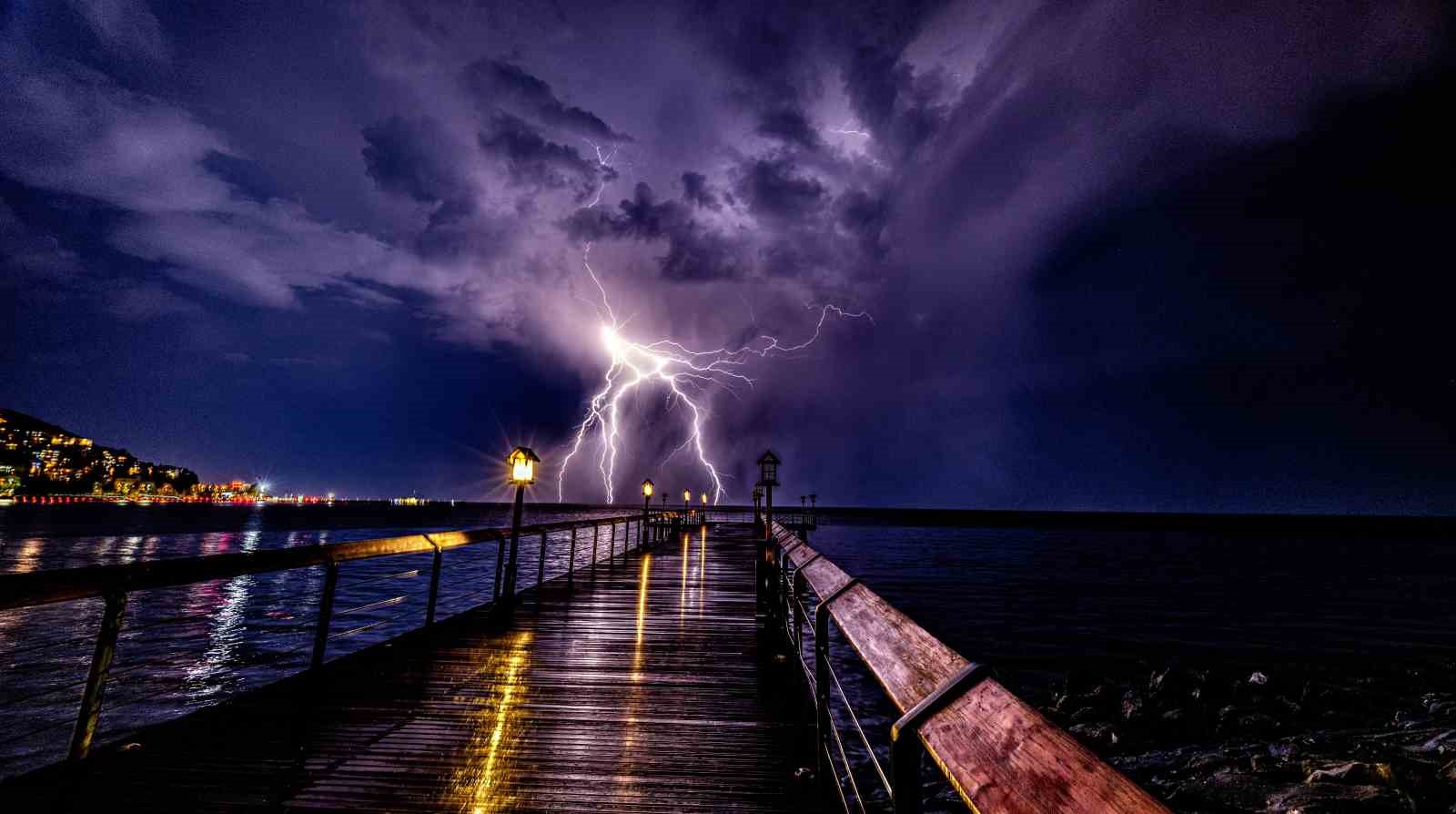Ordu&rsquo;da şimşekler geceyi g&uuml;nd&uuml;ze &ccedil;evirdi
