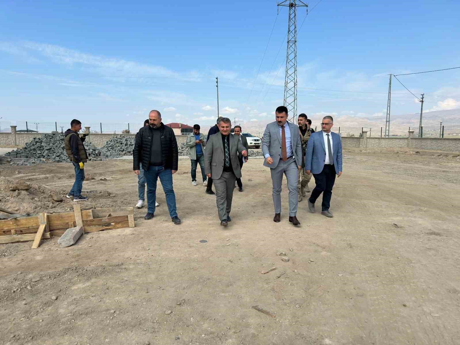 Diyadin Kaymakamı Karali, il&ccedil;ede devam eden projeleri yerinde takip etti
