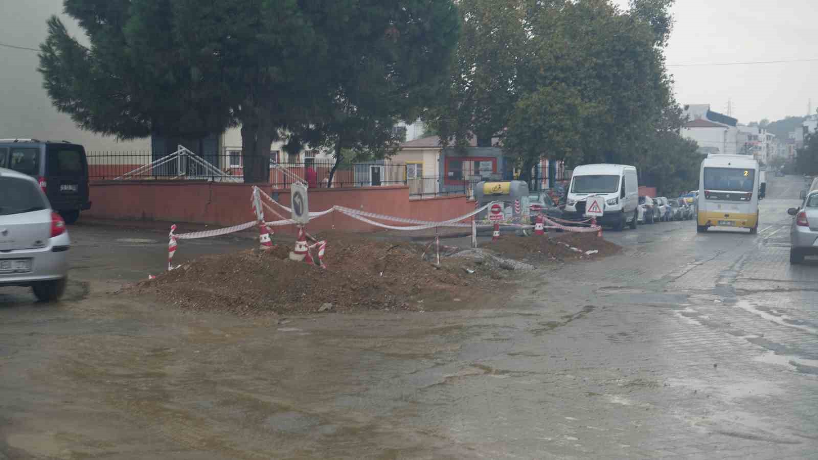 Okul yakınında günlerdir kapatılmayan çukur tehlike saçıyor