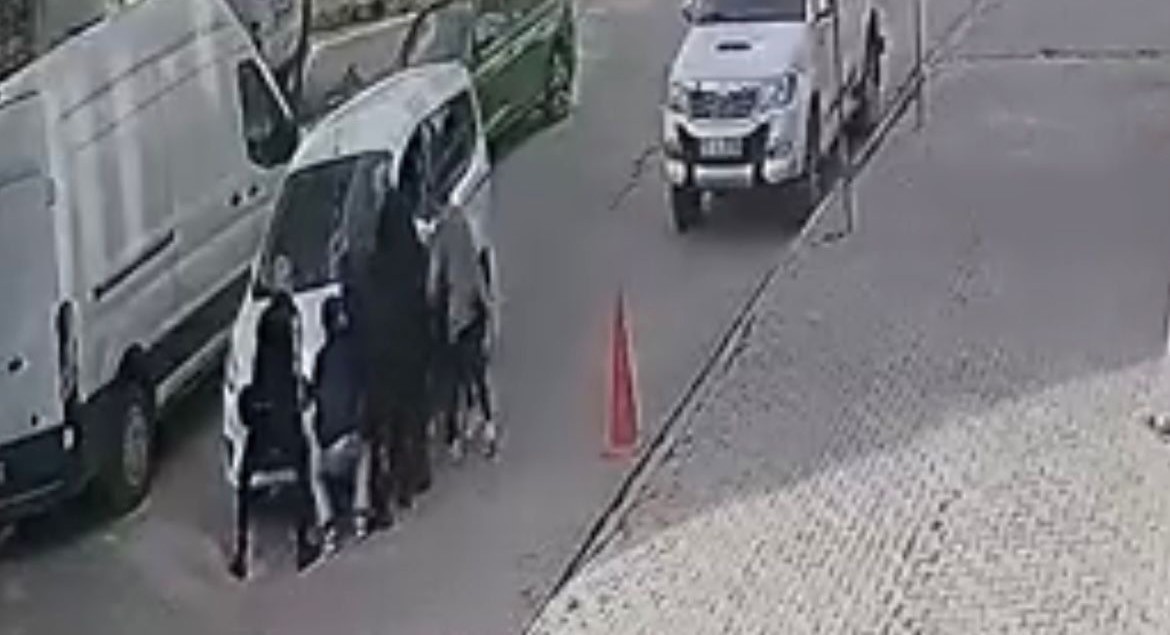 Aracın altında kalan &ccedil;ocuğu vatandaşlar kurtardı
