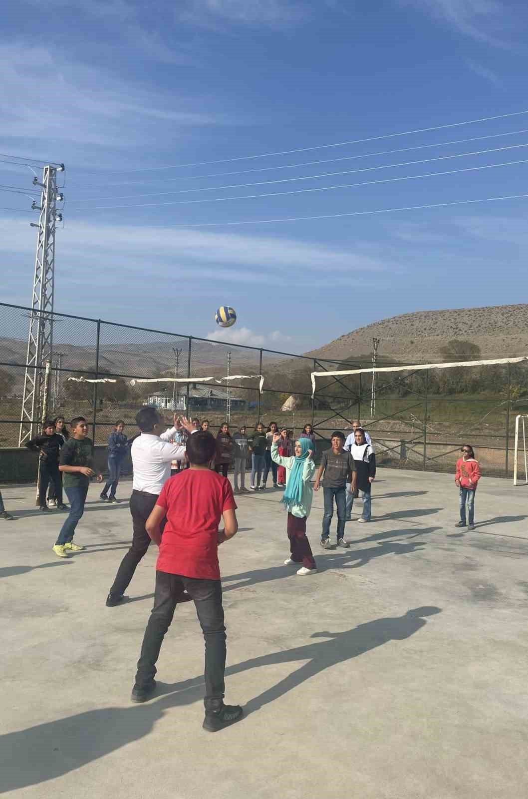 Kars’ta kaymakam öğrencilerle kitap okudu, voleybol oynadı