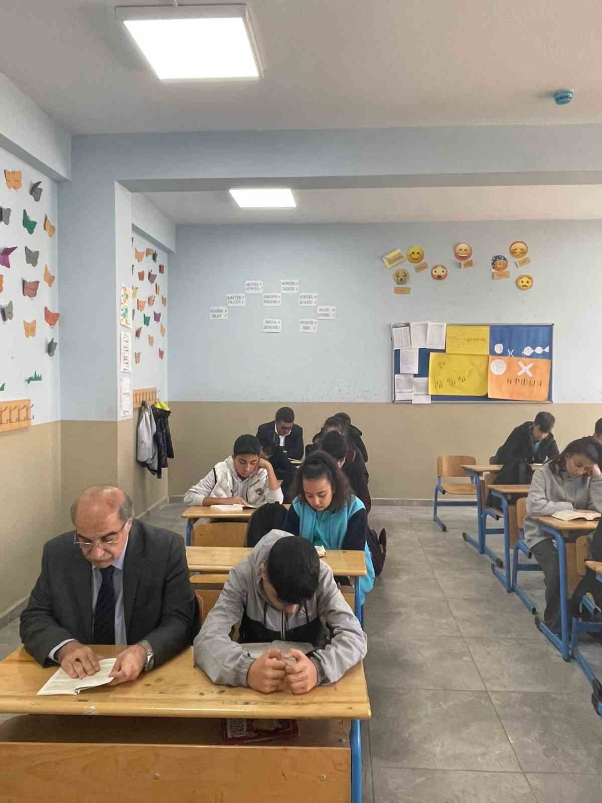 Kars’ta kaymakam öğrencilerle kitap okudu, voleybol oynadı