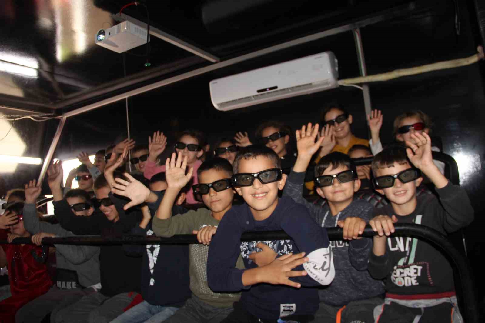 Cizre&rsquo;de &ouml;ğrenciler ilk defa 3D sinema ile tanıştı

